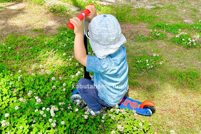 スクーターはまだ怖いらしい2歳児